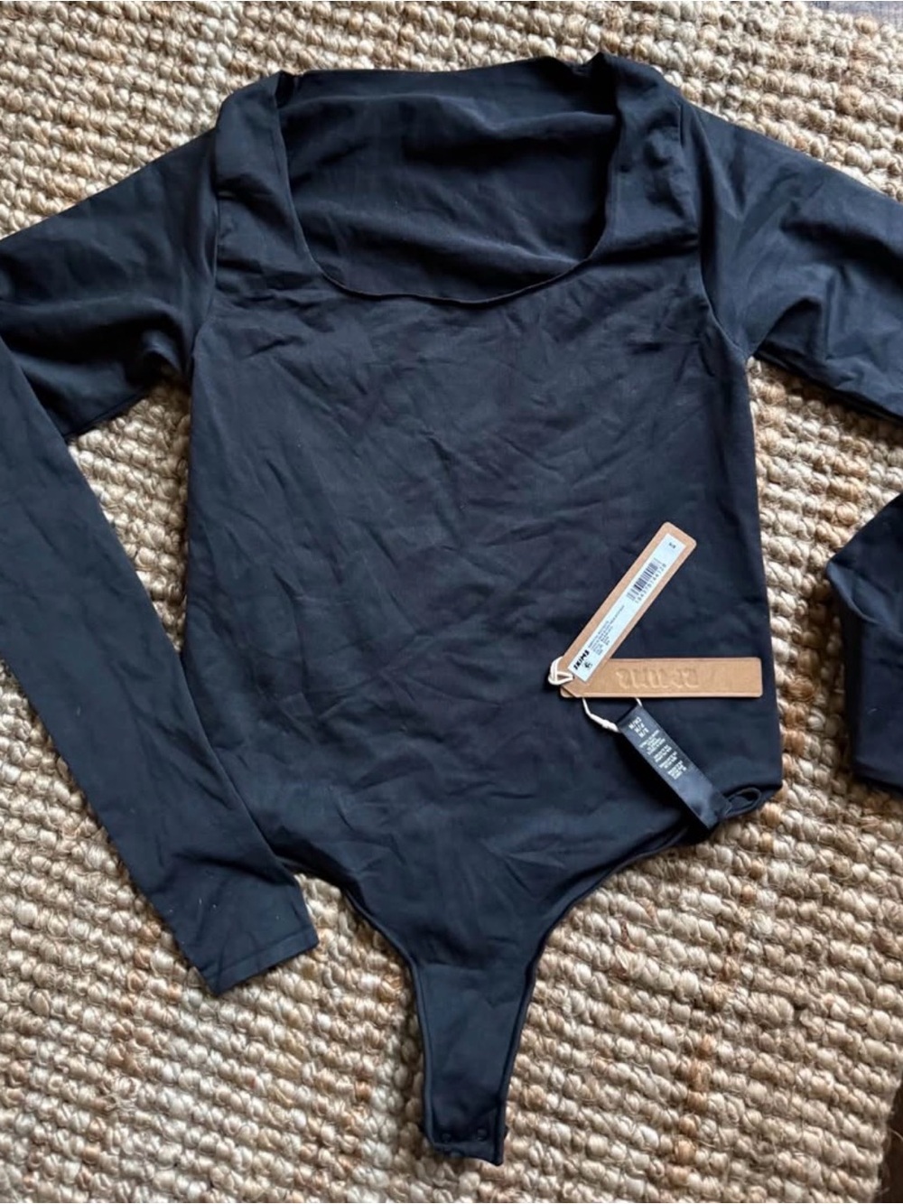 SKIMS NWT ESSENTIAL BODYSUITS
LONG SLEEVE SCOOP NECK BODYSUIT S/M